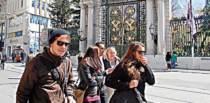 Taksim Meydanı turistlere kaldı