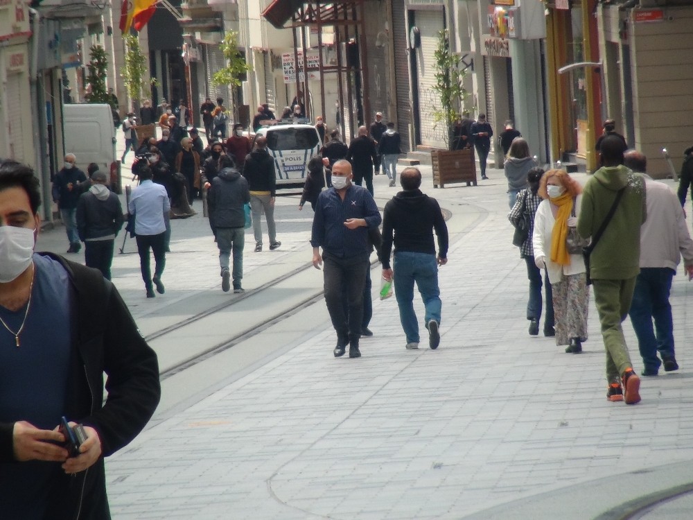 Taksim Meydanı ve İstiklal Caddesi bugün de doldu 