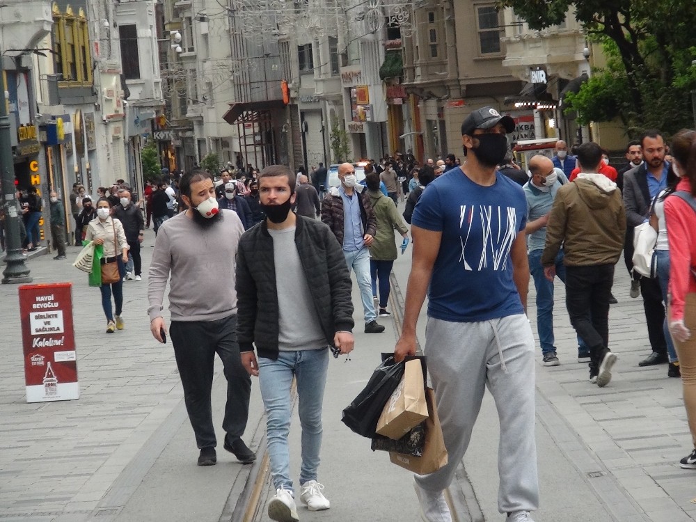 Taksim Meydanı ve İstiklal Caddesi’nde dikkat çeken yoğunluk 