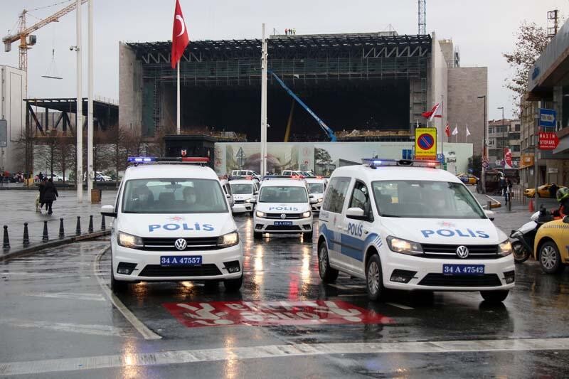 Taksim Meydanı'daki siren sesleri merak uyandırdı! Herkes ne olduğunu şaşırdı
