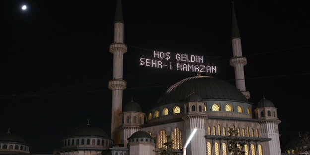 Taksim Meydanı'na yapılan yeni camiye ilk ramazan mahyası asıldı!