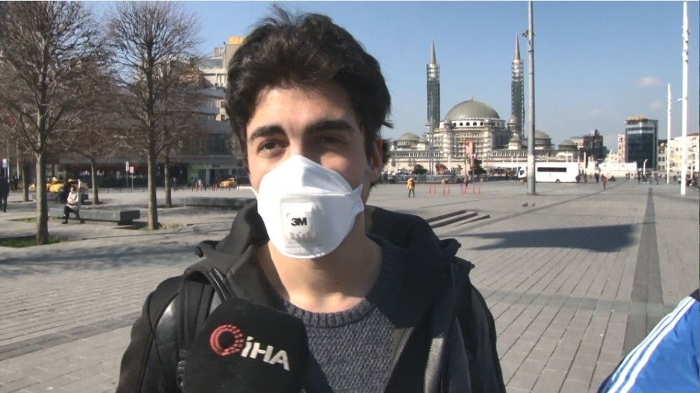 Taksim Meydanı’nda vatandaşların korona virüs önlemi 