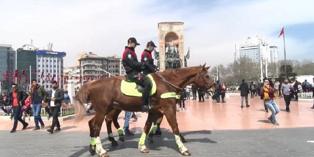 Taksim Meydanı'ndaki atlı polisler ilgi odağı oldu