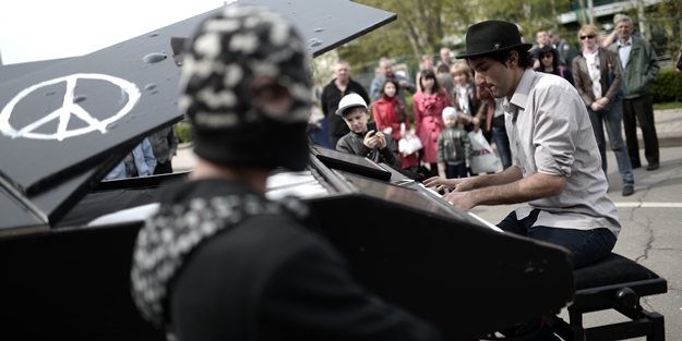 Taksim piyanisti şimdi de orayı karıştırıyor!