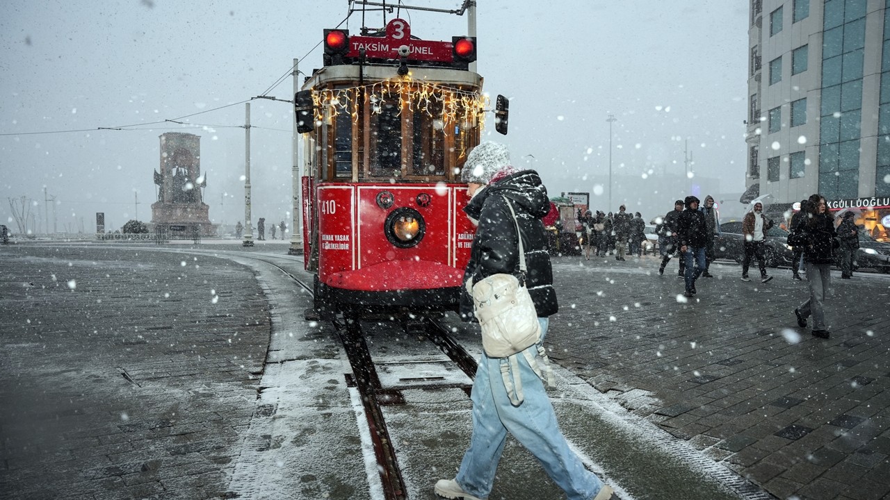 Taksim ve İstiklal Caddesi beyaza büründü