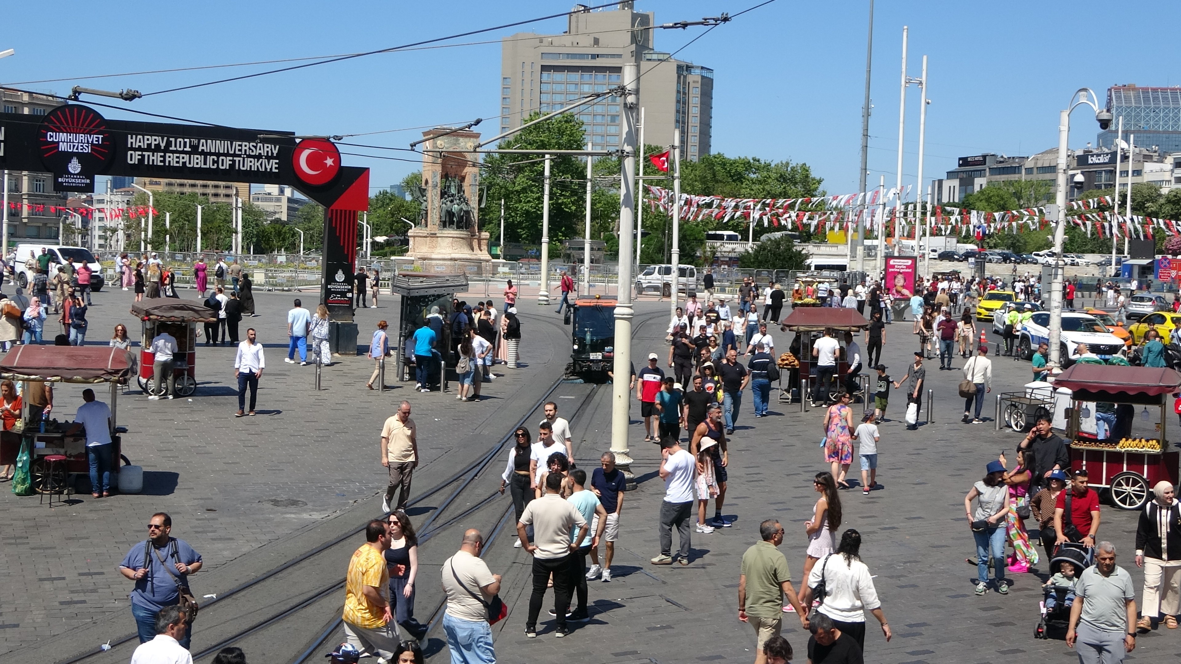 Taksim ve İstiklal Caddesi'nde bayram yoğunluğu