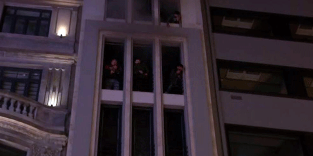 Taksim'de 6 katlı otelde yangın; Böyle kurtarıldılar!