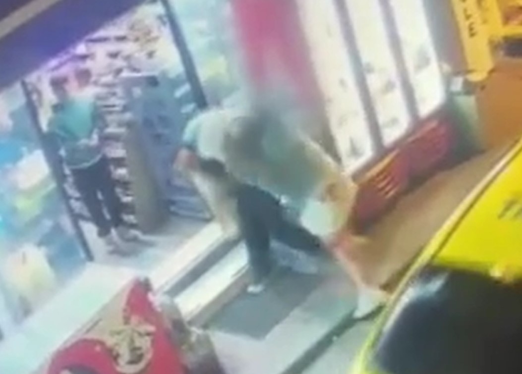 Taksimde ABD'li kadın şoku! Önüne gelene saldırdı!