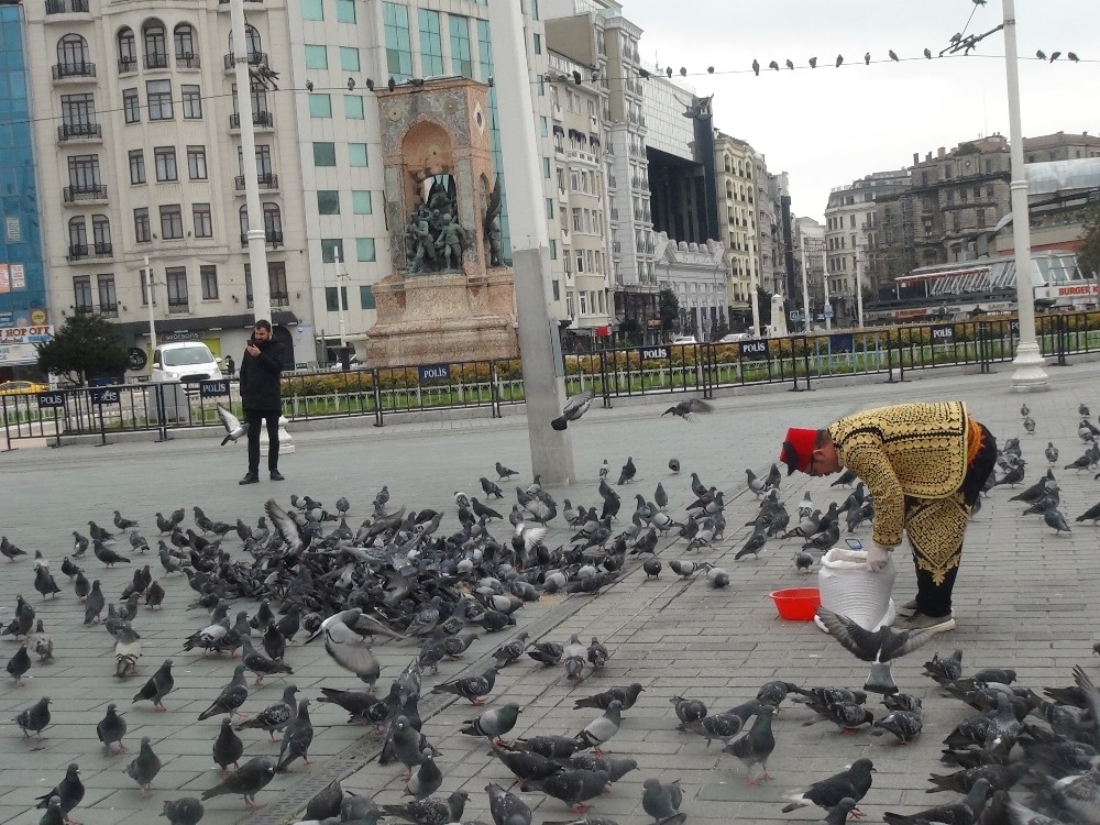 Taksim’de aç kalan güvercinleri beslediler 
