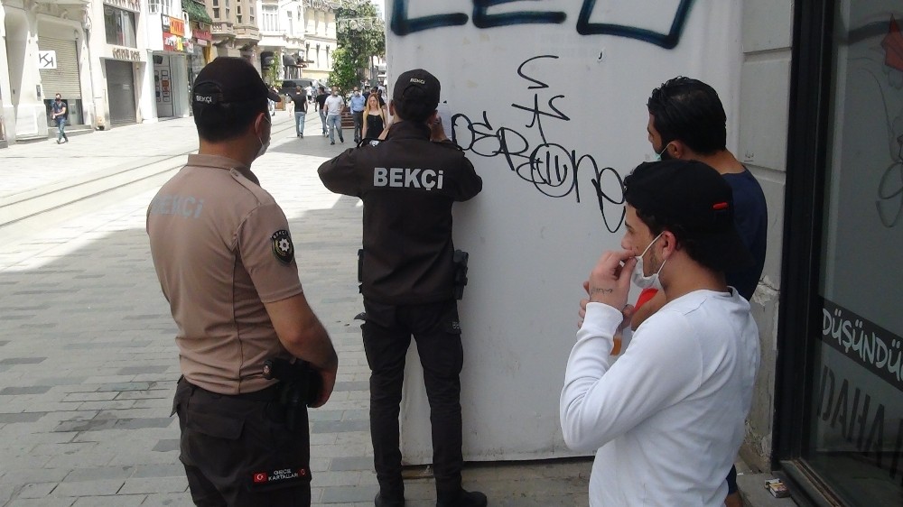 Taksim’de bekçilerden korona virüs denetimi 