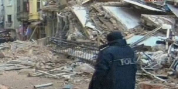 Taksim'de beş katlı bina çöktü!