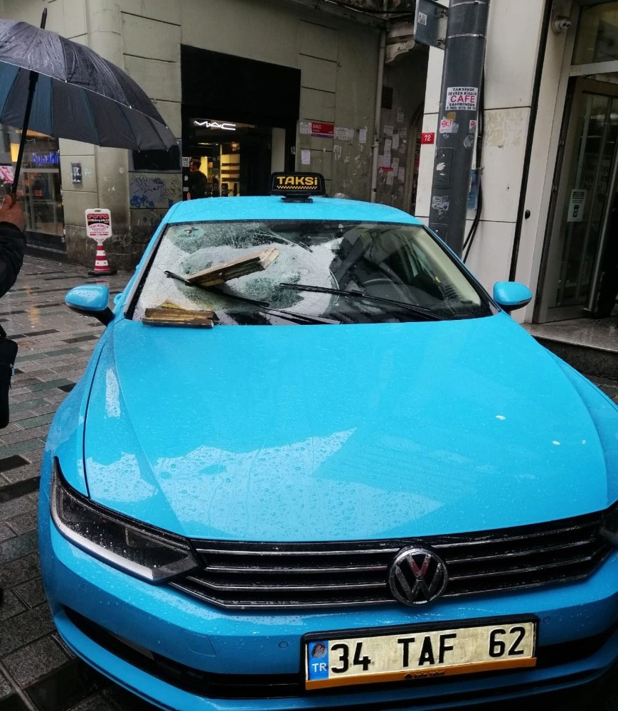 Taksim’de binadan düşen kartonpiyerler taksinin camına saplandı 