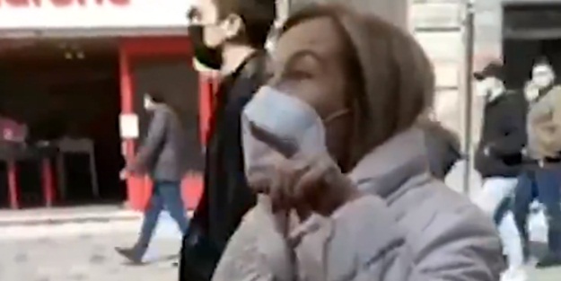 Taksim'de çarşaflı gençlere sözlü saldırı!