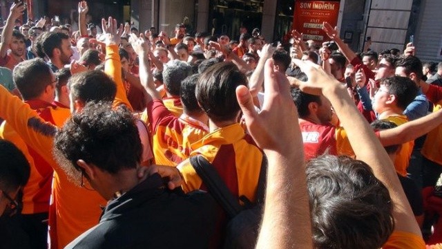 Taksim'de derbi öncesi Galatasaray taraftarından polise tezahürat