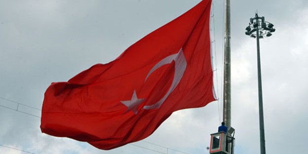 Taksim'de Türk bayrağı yarıya indirildi! Bakın neden