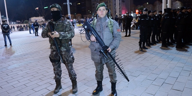 Taksim'de dikkat çeken güvenlik önlemi