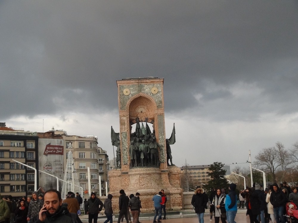 Taksim’de güneş ve dolu yağışı bir arada 