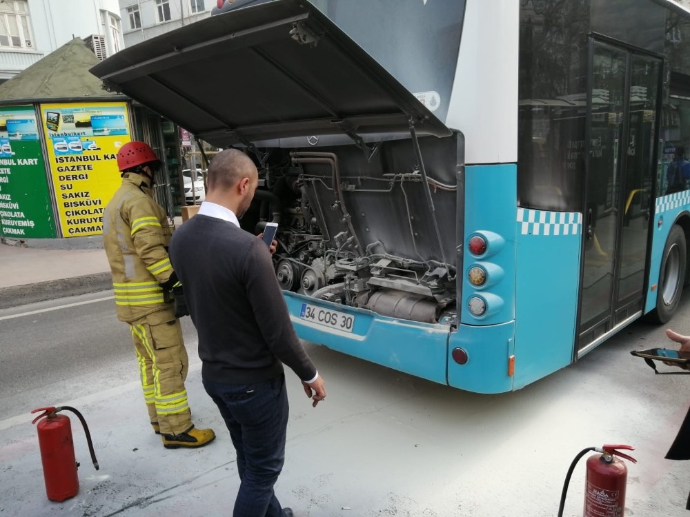 Taksim’de İETT otobüsünden korkutan yangın 