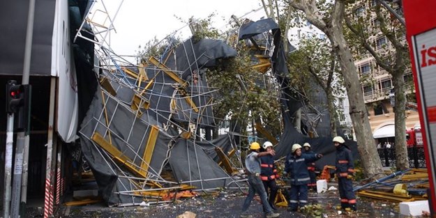 Taksim'de inşaat iskelesi çöktü!