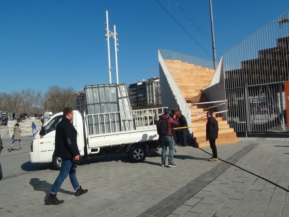 Taksim’de izin alınmadan kurulan sergi platformunun sökümüne başlandı 
