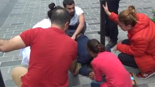 Taksim'de kızının gözleri önünde bıçaklandı