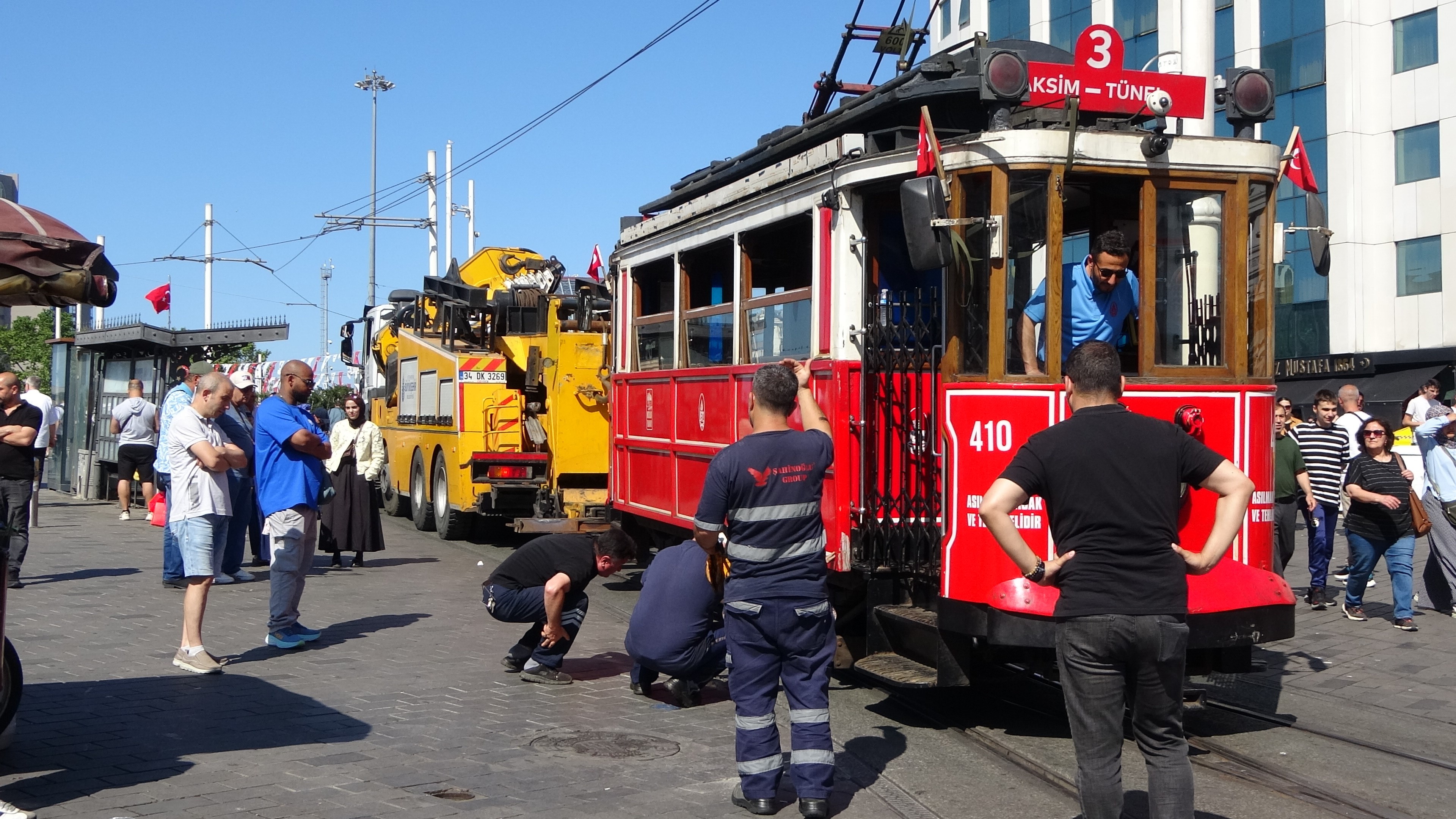 Taksim’de nostaljik tramvay arızalandı, yerine akülü tramvay devreye girdi
