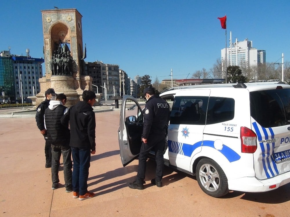 Taksim’de sokağa çıkan gence ceza 