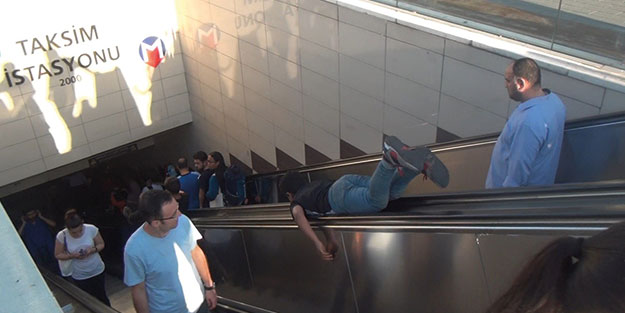 Taksim'de tehlikeli eğlence! Merdivenleri kaydırak gibi kullandılar