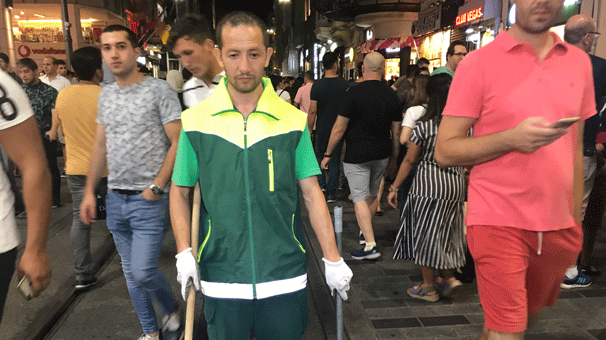 Taksim'de temizlik işçisinden insanlık dersi