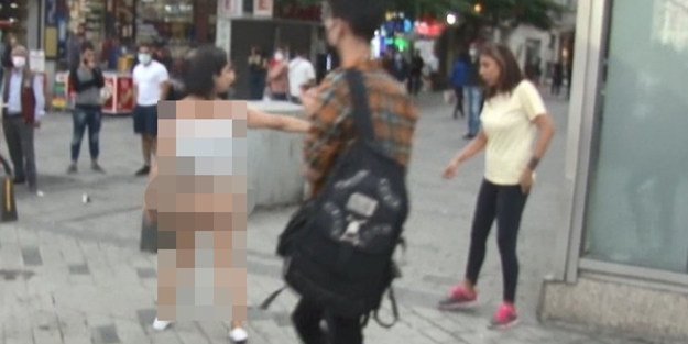 Taksim'de turistlerden bir haftada ikinci rezalet! Polise soyunarak direndi