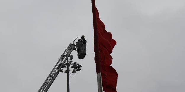 Taksim'de Türk bayrağı alarmı!