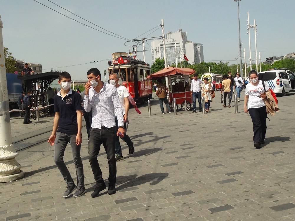 Taksim’de vatandaşlar sosyal mesafe ve maske kuralına uymadı 