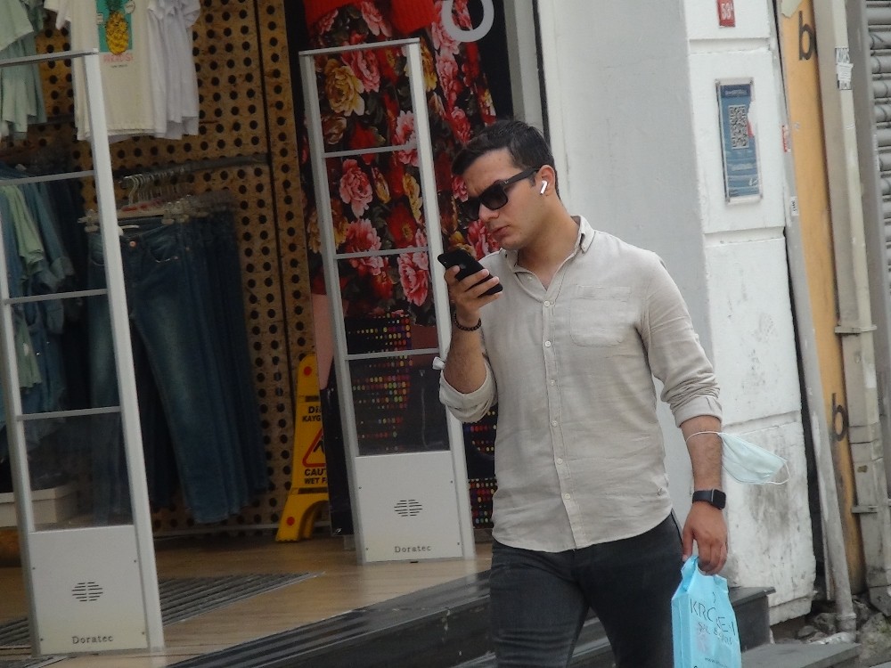 Taksim’de vatandaşlar yine maske ve sosyal mesafe kuralına uymadı 