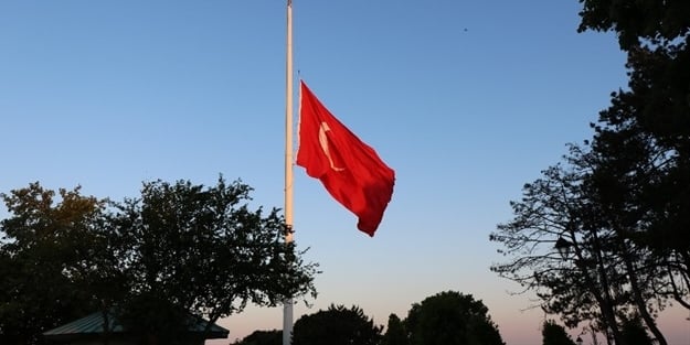 Taksim’deki bayraklar Kudüs için yarıya indirildi