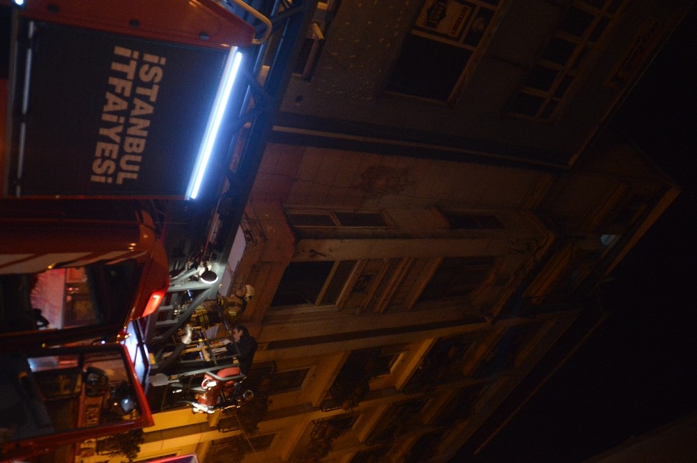 Taksim’deki bir binada çıkan yangında mahsur kalan 9 kişi kurtarıldı 