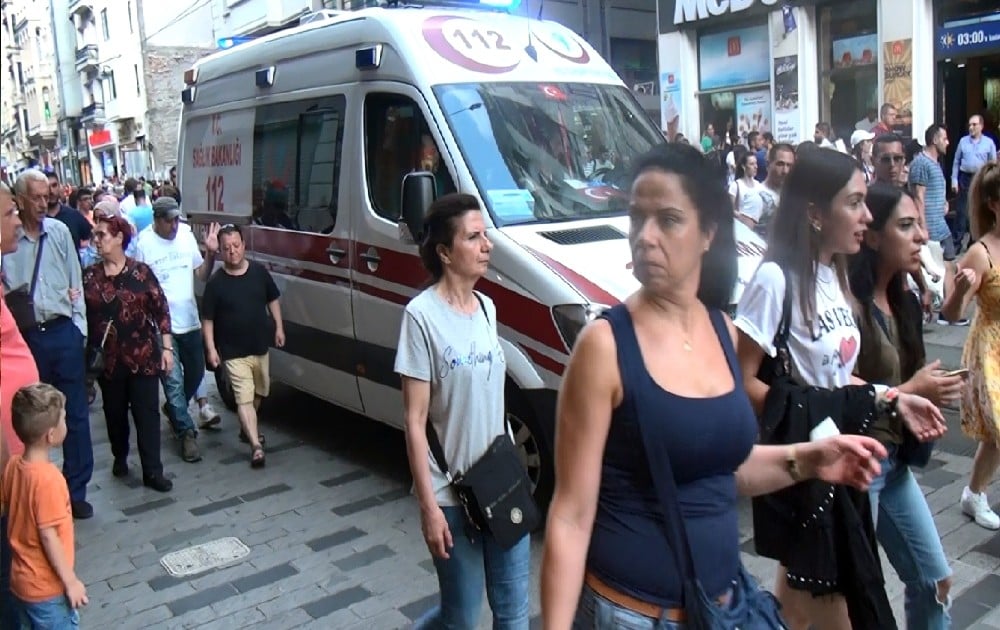Taksim’deki bir mağazada düşen kişi bacağından yaralandı 