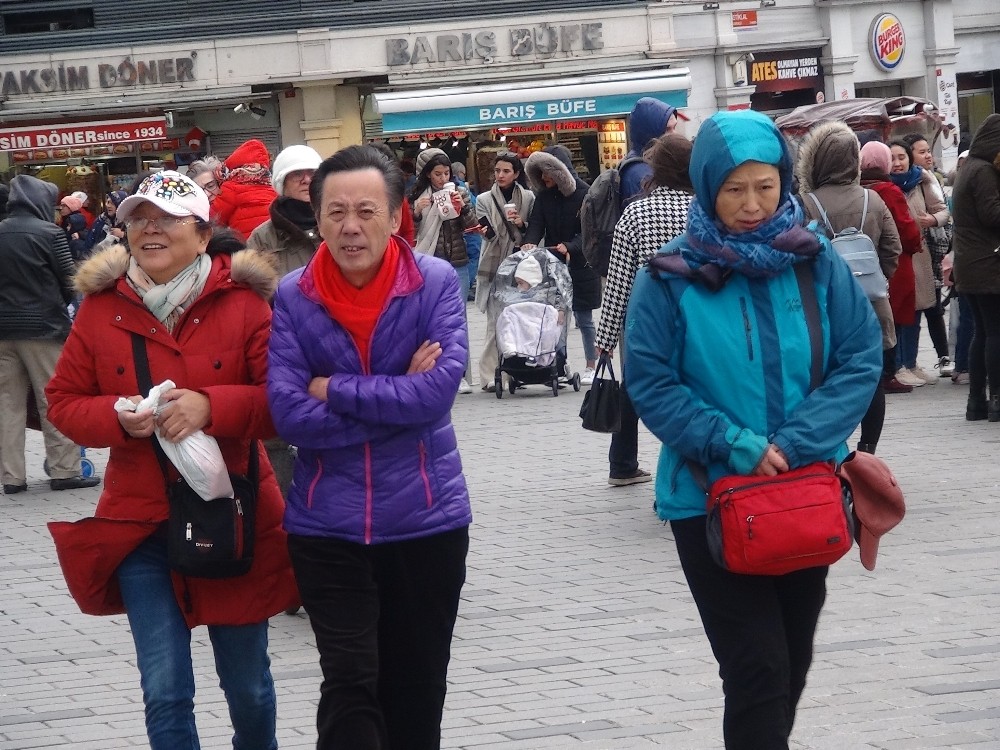 Taksim’deki şiddetli rüzgar vatandaşlara zor anlar yaşattı 