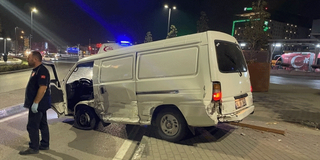 Taksiye, ardından yayalara çarpan minibüs sürücüsü kaçtı