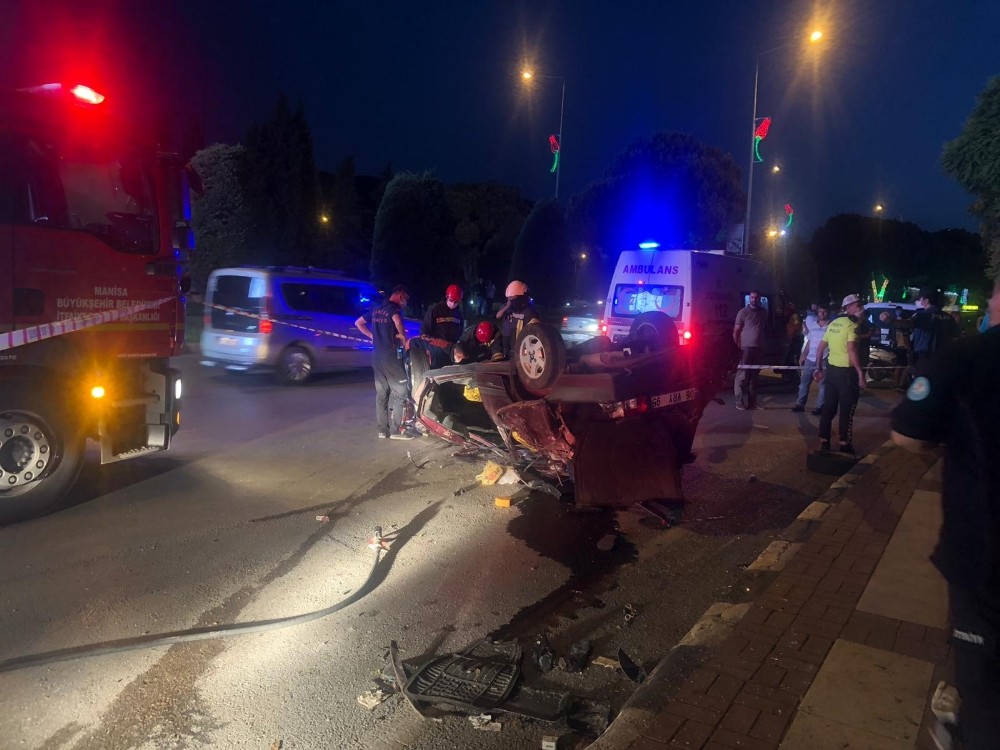 Taksiye çarpan otomobil hurdaya döndü: 2 yaralı 