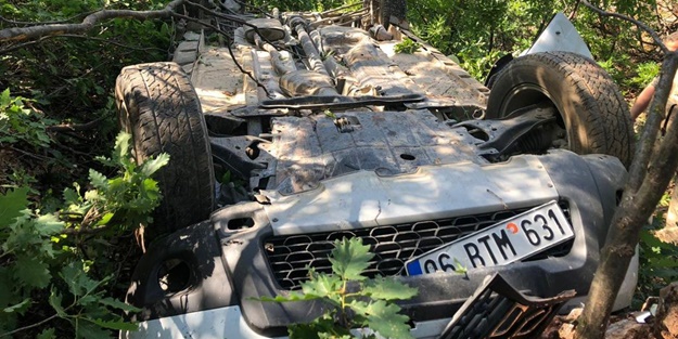 Taksiyle çarpışan otomobil şarampole devrildi: Yaralılar var