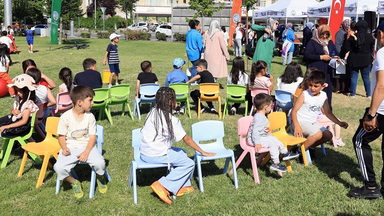 Talas Belediyesi'nden çocuklara karne hediyesi