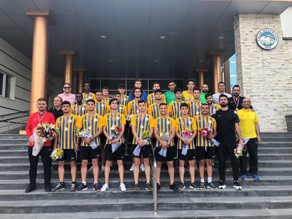 Talasgücü Belediyespor kupasını aldı 
