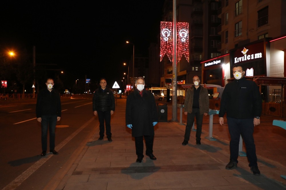 Talas’ta ana arterlerdeki direklere ışıklı Türk Bayrağı yapıldı 