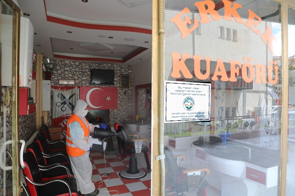 Talas’ta berber ve kuaförler açılışa hazırlandı 