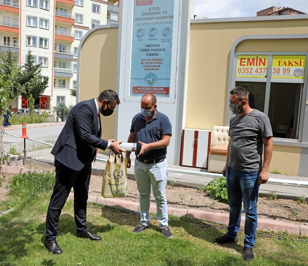 Talas’ta taksi duraklarına hijyen paketi 