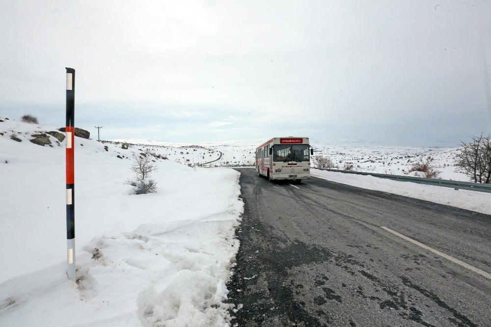 Talas’ta yol güvenliği için kar direkleri 