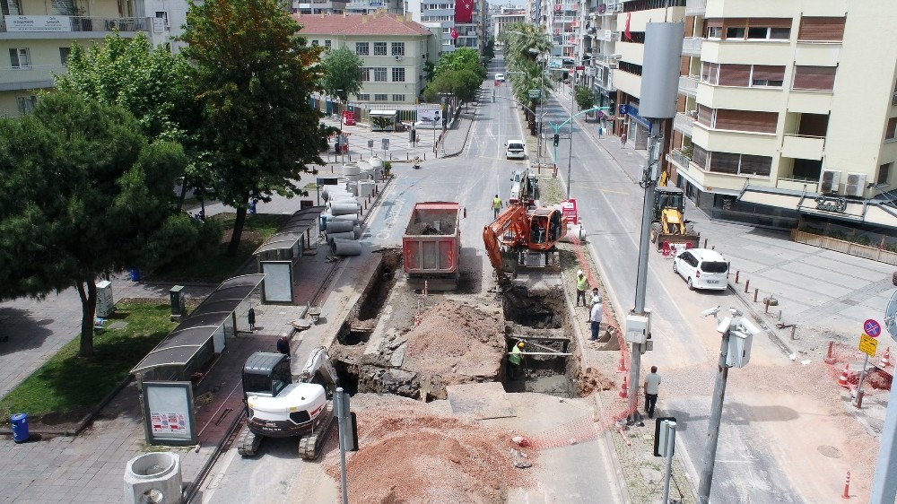 Talatpaşa Bulvarı’nda altyapı mesaisi 