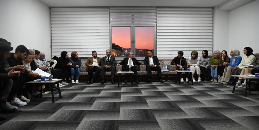 Talha Bayrakcı Gençlik Merkezi’nde gençlerle buluşan Başkan Pekyatırmacı, “Gençlerimize olan inancımız tam”