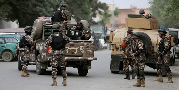 Taliban banka çalışanlarını rehin aldı