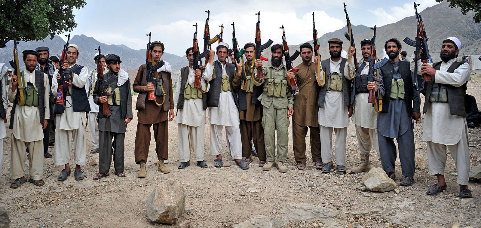 Taliban Donald Trump'ı çekilmeye zorluyor… 13 karakol daha kazandı
